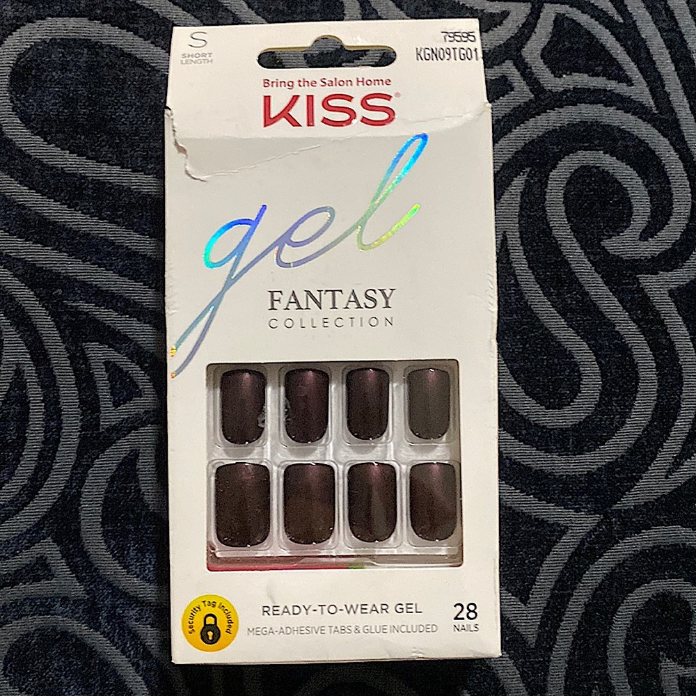 Kiss gel nails, short (dark maroon/brown)